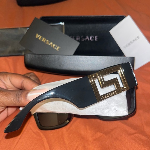 100% AUTHENTIC - Black VERSACE GRECA Sunglasses - Verification code included‼️ - Picture 4 of 7
